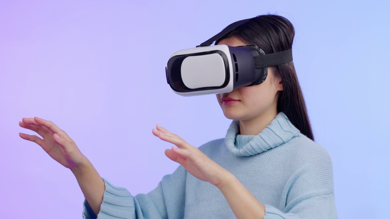 女人，虚拟现实眼镜和冲击工作室与3d视频，电影或在线游戏的背景。女孩，ar视觉和虚拟世界在互联网上的网络用户体验的恐怖，惊喜或惊喜