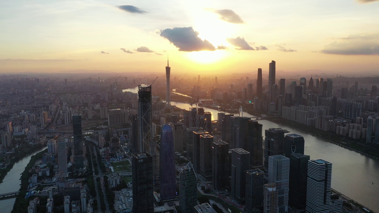 夕阳下的广州天际线