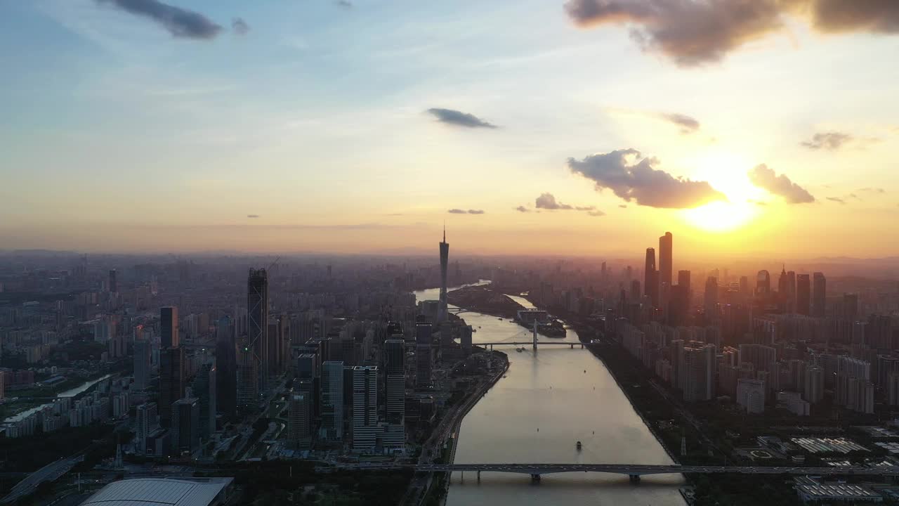 夕阳下的广州天际线