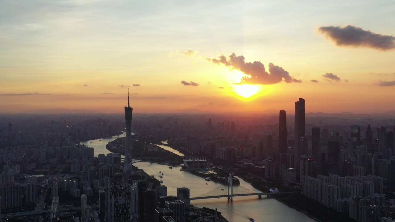 夕阳下的广州天际线