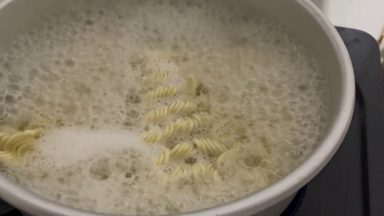 特写:用平底锅煮Indomie面条