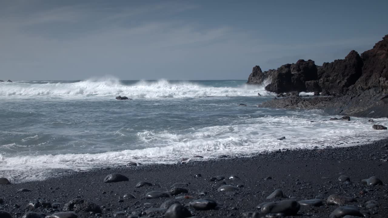 黑沙滩上的渔船，兰萨罗特岛的El Golfo