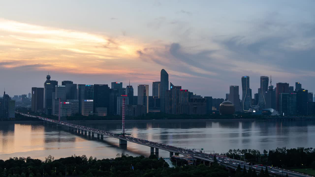杭州城市天际线从白天到夜晚的时间变化