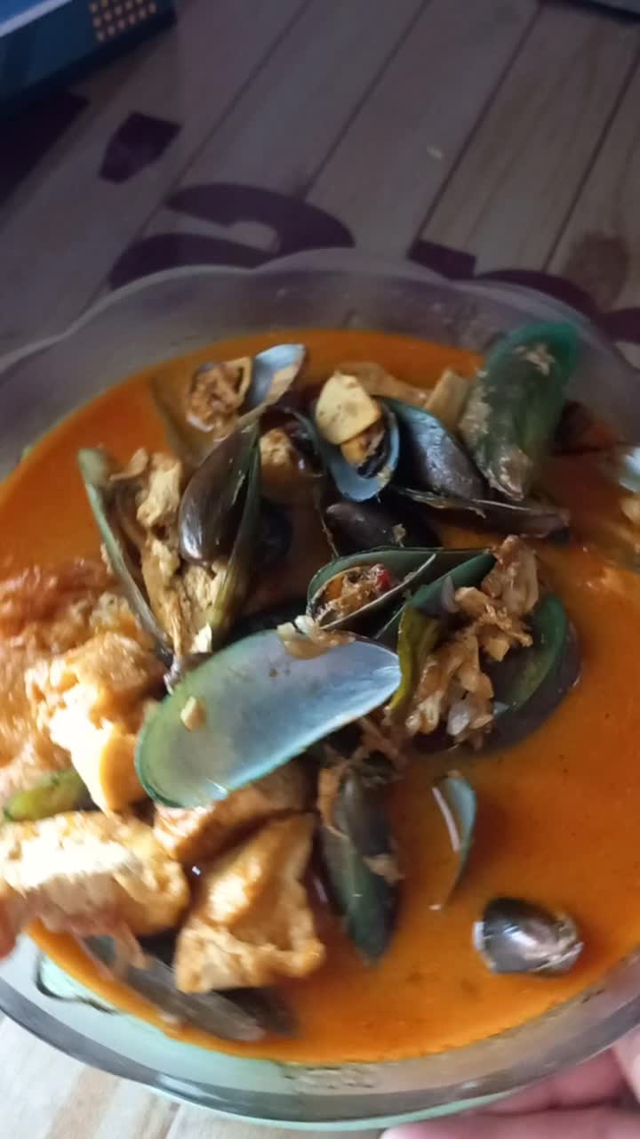印尼特色海鲜咖喱汁煮蛤壳。