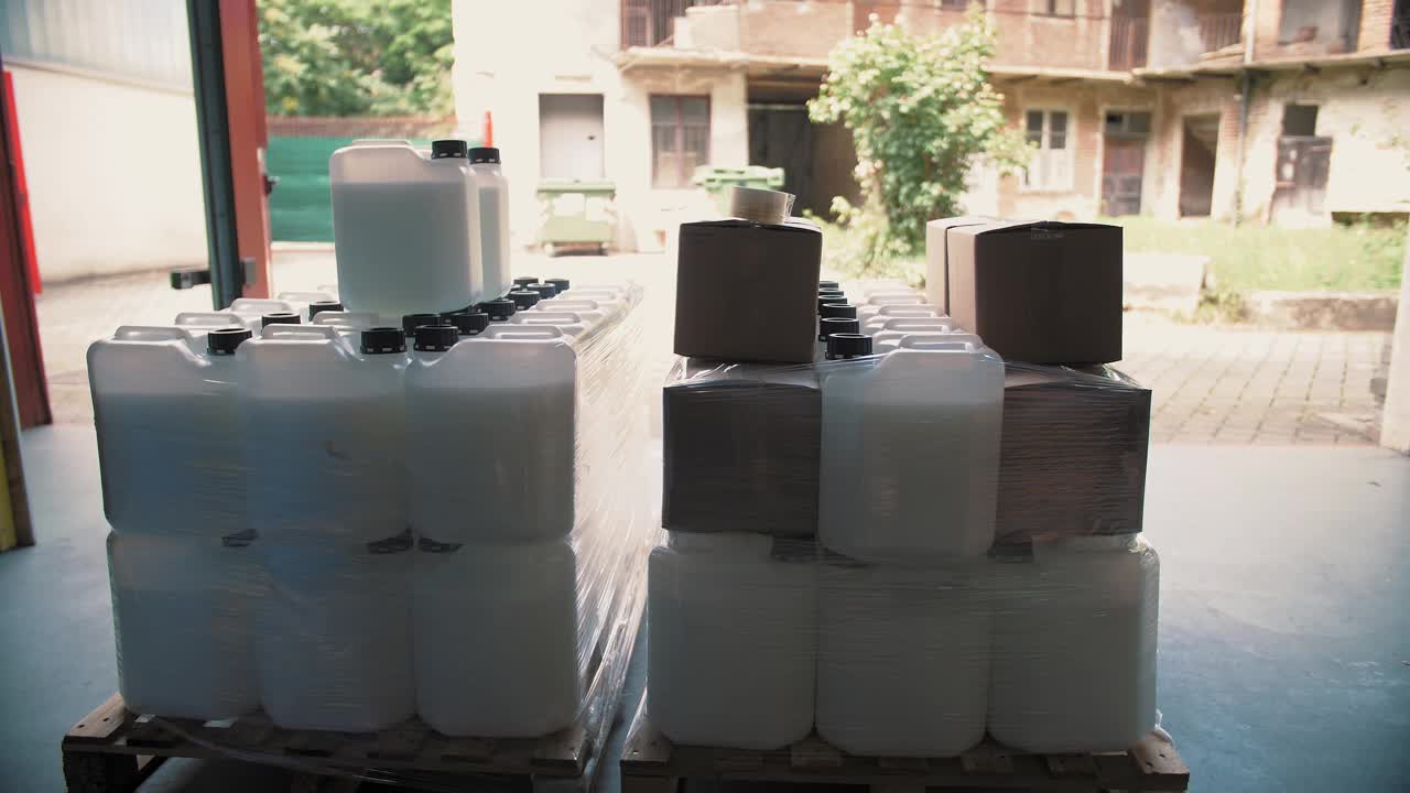 化工产品仓库。包装。空纸箱。大型塑料容器。桶。容器。罐。一间存放待售化妆品的大储藏室。
