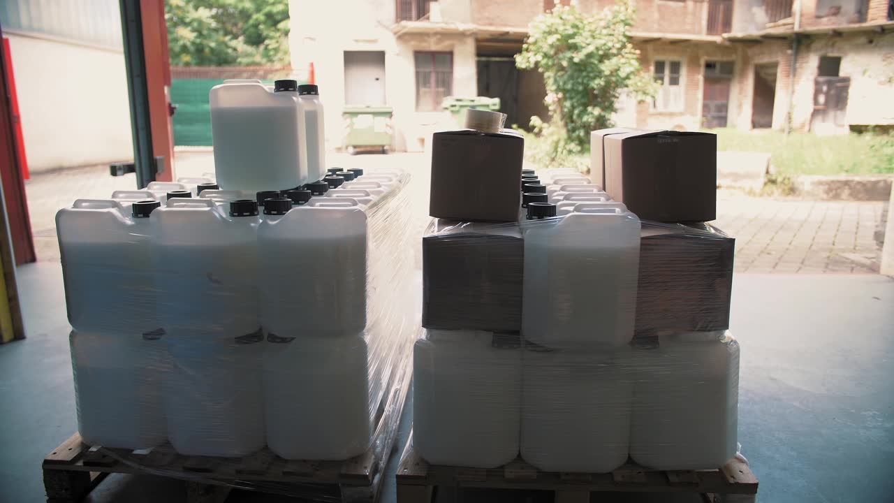 详情图-化工产品仓库。包装。空纸箱。大型塑料容器。桶。容器。罐。一间存放待售化妆品的大储藏室。