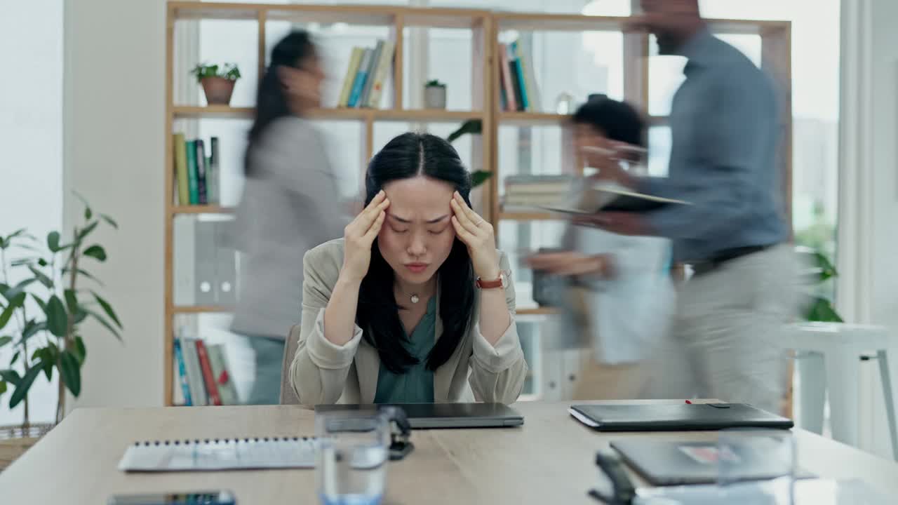 亚洲女性，头痛和压力抑郁，焦虑和时间流逝的混乱或繁忙的办公室。工作场所出现倦怠、疲劳或业务危机的女性、错误或过度工作的员工