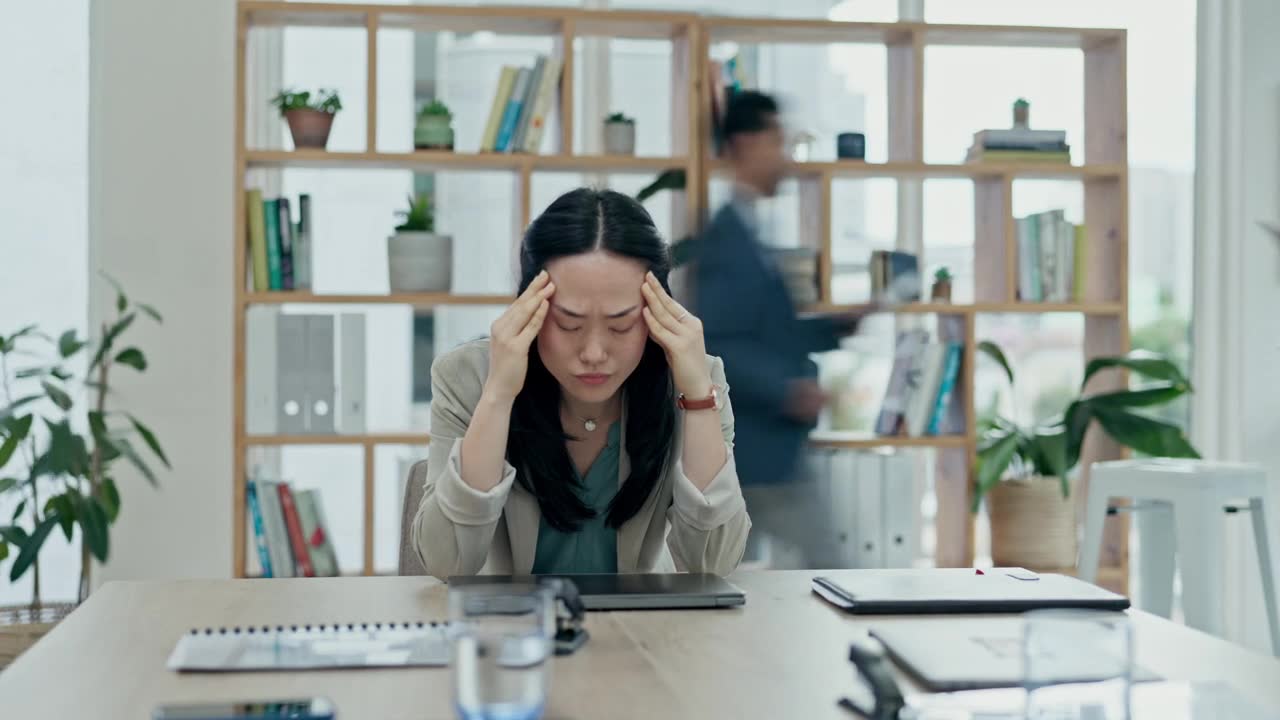 詳情圖-亞洲女性，頭痛和壓力抑郁，焦慮和時(shí)間流逝的混亂或繁忙的辦公室。工作場(chǎng)所出現(xiàn)倦怠、疲勞或業(yè)務(wù)危機(jī)的女性、錯(cuò)誤或過(guò)度工作的員工