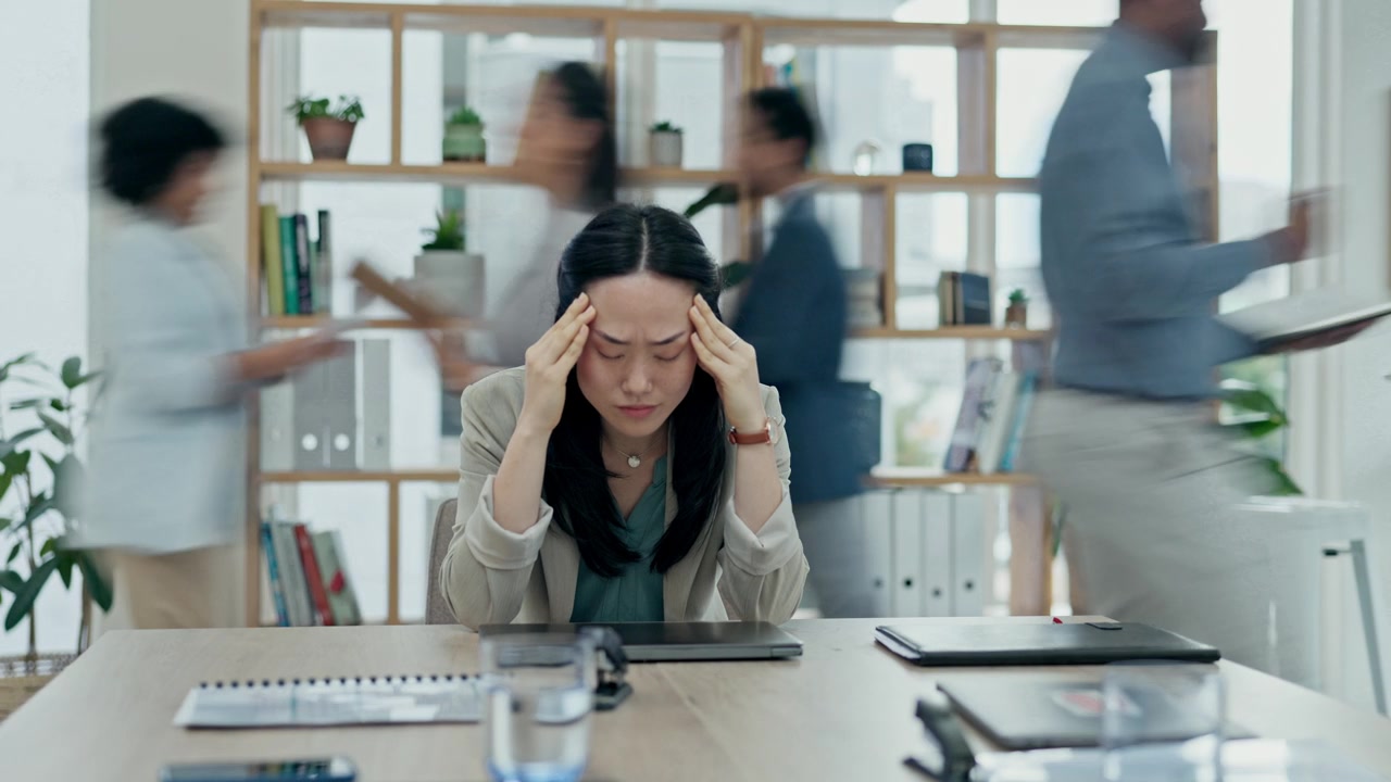 詳情圖-亞洲女性，頭痛和壓力抑郁，焦慮和時(shí)間流逝的混亂或繁忙的辦公室。工作場(chǎng)所出現(xiàn)倦怠、疲勞或業(yè)務(wù)危機(jī)的女性、錯(cuò)誤或過(guò)度工作的員工