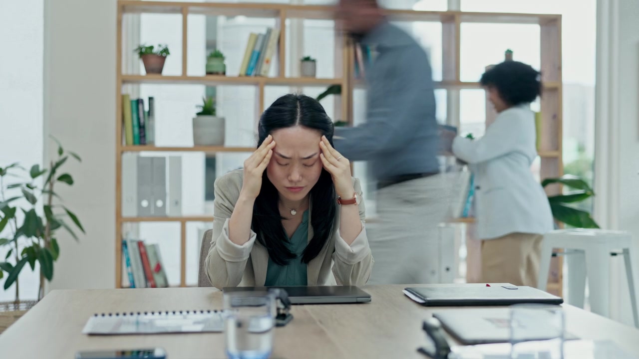 詳情圖-亞洲女性，頭痛和壓力抑郁，焦慮和時(shí)間流逝的混亂或繁忙的辦公室。工作場(chǎng)所出現(xiàn)倦怠、疲勞或業(yè)務(wù)危機(jī)的女性、錯(cuò)誤或過(guò)度工作的員工