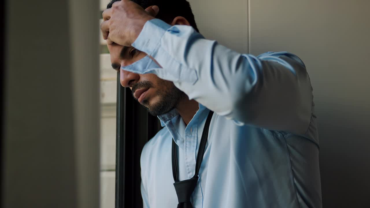 一个商人喝酒来缓解生活中的沮丧和压力。