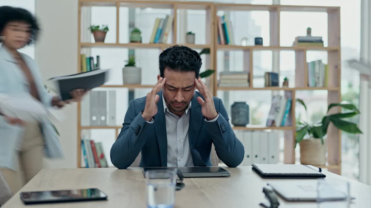 商人，头痛和压力在抑郁，焦虑和时间流逝的混乱或繁忙的办公室。疲惫的人，文件或不堪重负的员工在倦怠，疲劳或业务危机在工作场所