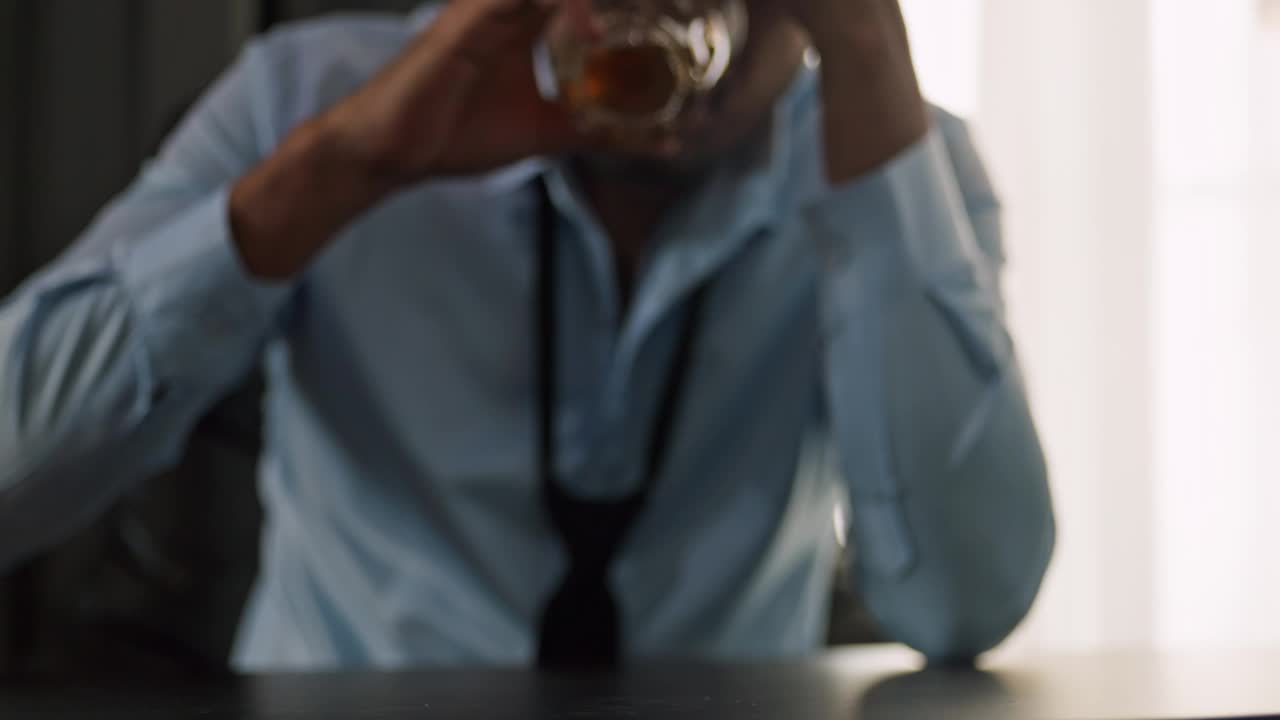 一个商人喝酒来缓解生活中的沮丧和压力。