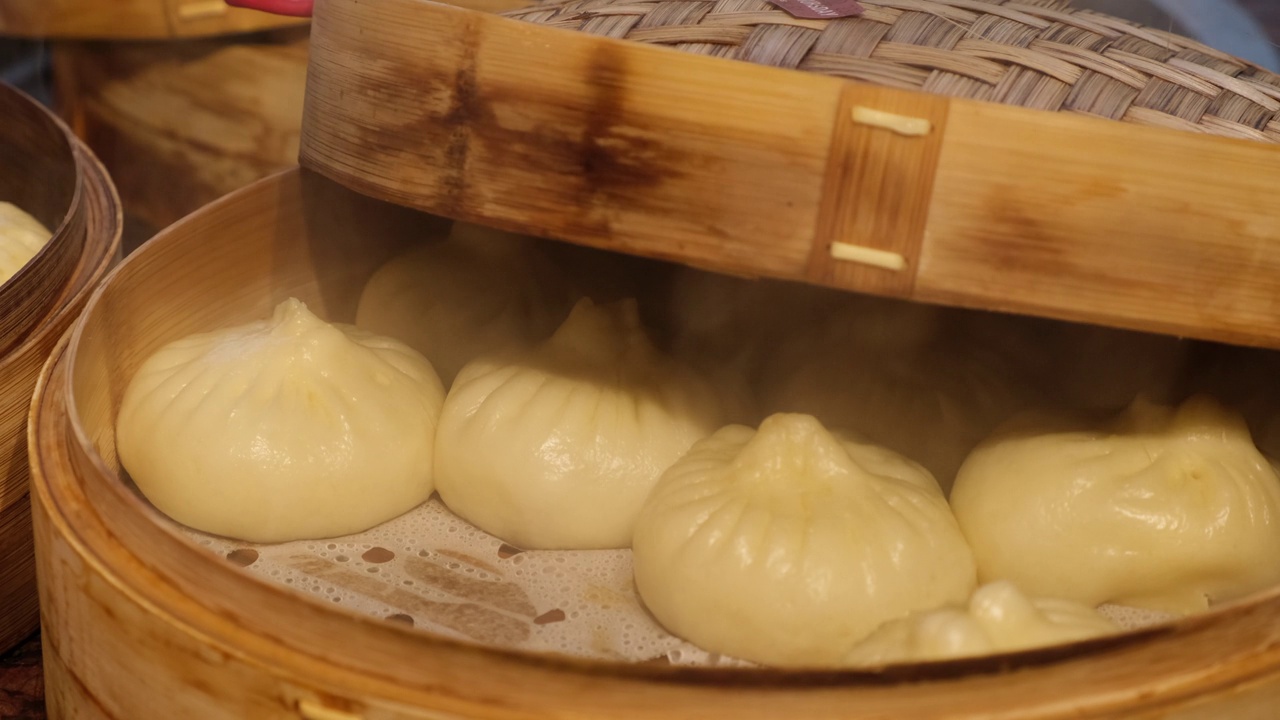 用竹制蒸笼蒸包子