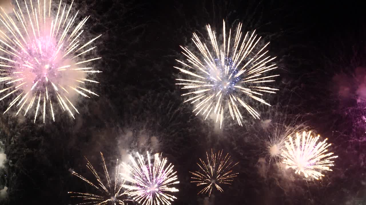 红色烟花庆祝2024年7月4日的周年庆新年快乐节日。红色的烟花在晚上庆祝国庆节。新年倒计时2023年节日晚会时间活动