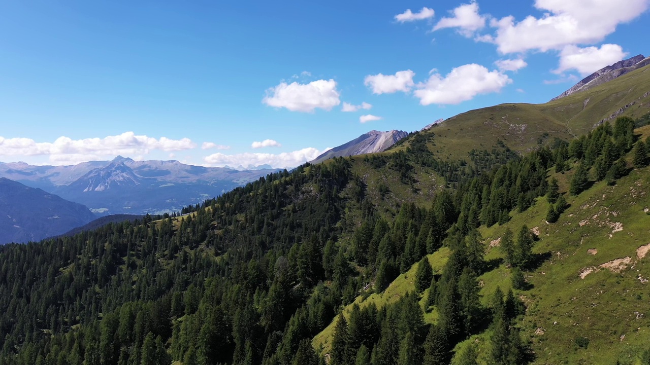 达沃斯，高山地区和森林上空的航拍视频