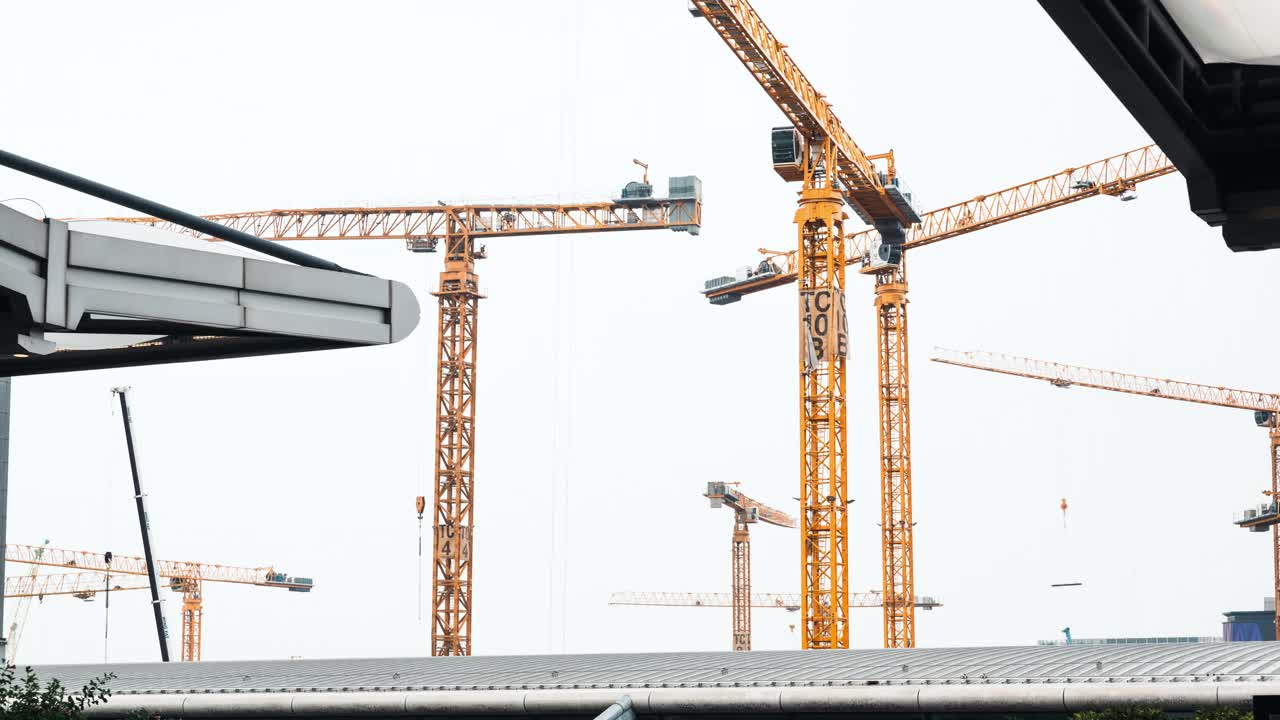 起重机在施工现场运行的时间间隔。建筑下的建筑劳工，土建工业的概念