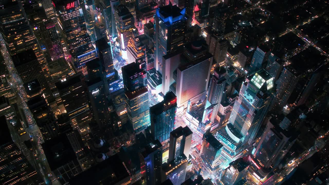 詳情圖-直升機夜游紐約市建筑。飛越燈火通明的時代廣場，那里有五顏六色的廣告牌，成群的游客享受著曼哈頓的夜生活，欣賞著這座地標