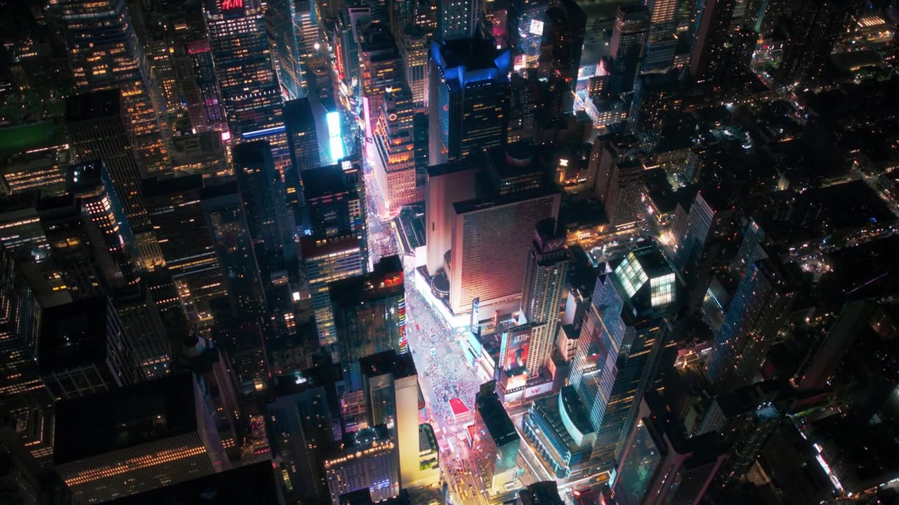詳情圖-直升機夜游紐約市建筑。飛越燈火通明的時代廣場，那里有五顏六色的廣告牌，成群的游客享受著曼哈頓的夜生活，欣賞著這座地標