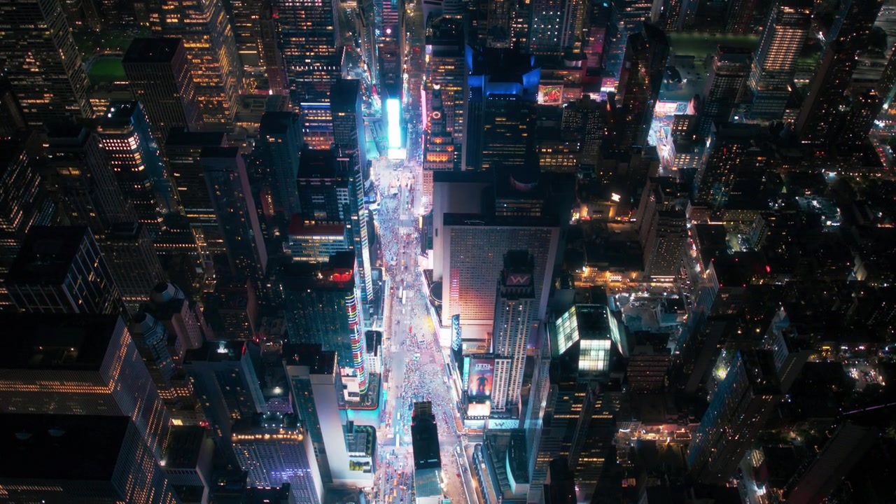 詳情圖-直升機夜游紐約市建筑。飛越燈火通明的時代廣場，那里有五顏六色的廣告牌，成群的游客享受著曼哈頓的夜生活，欣賞著這座地標