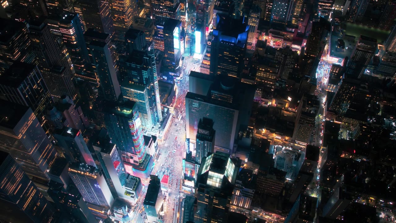 詳情圖-直升機夜游紐約市建筑。飛越燈火通明的時代廣場，那里有五顏六色的廣告牌，成群的游客享受著曼哈頓的夜生活，欣賞著這座地標