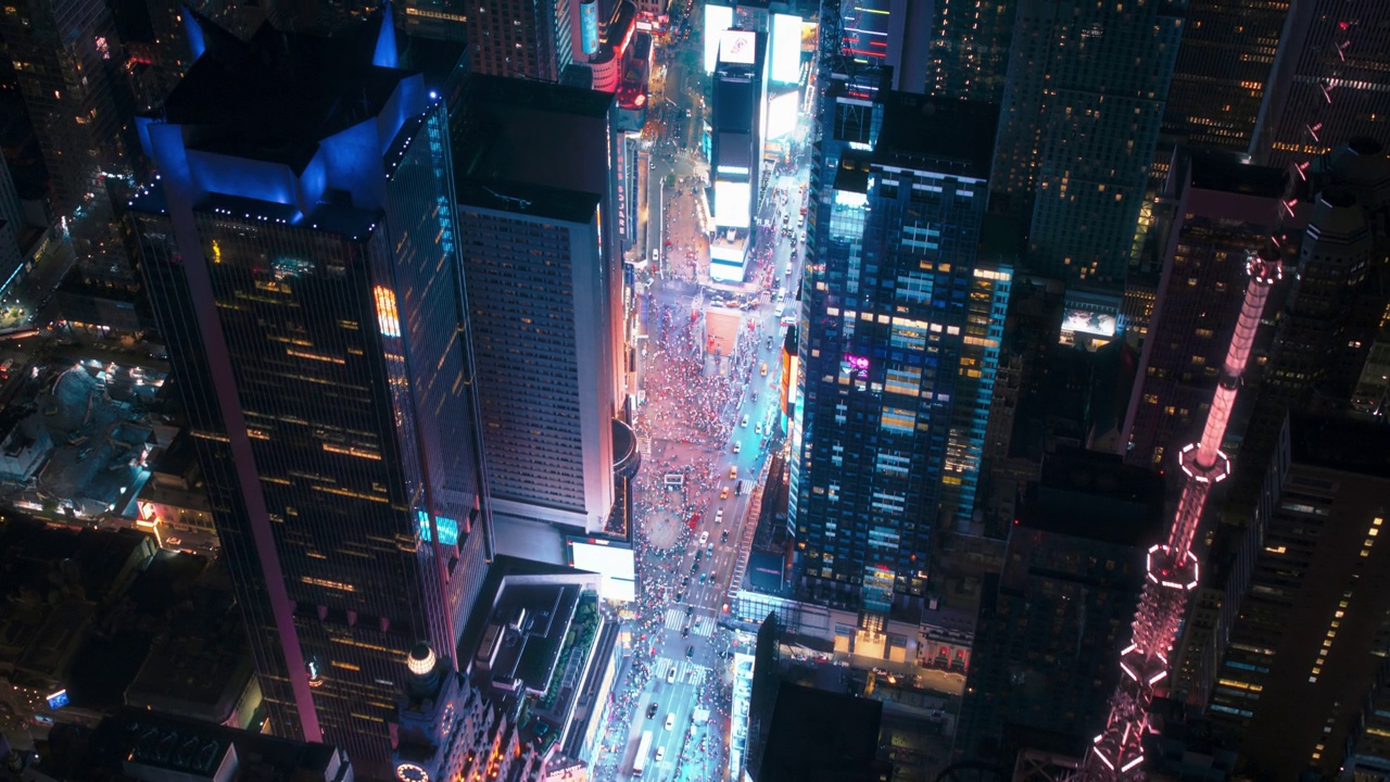 直升机夜游纽约市建筑。在灯火通明的时代广场上空，成群的游客享受着曼哈顿的夜生活，欣赏着这个有着各种广告牌的地标