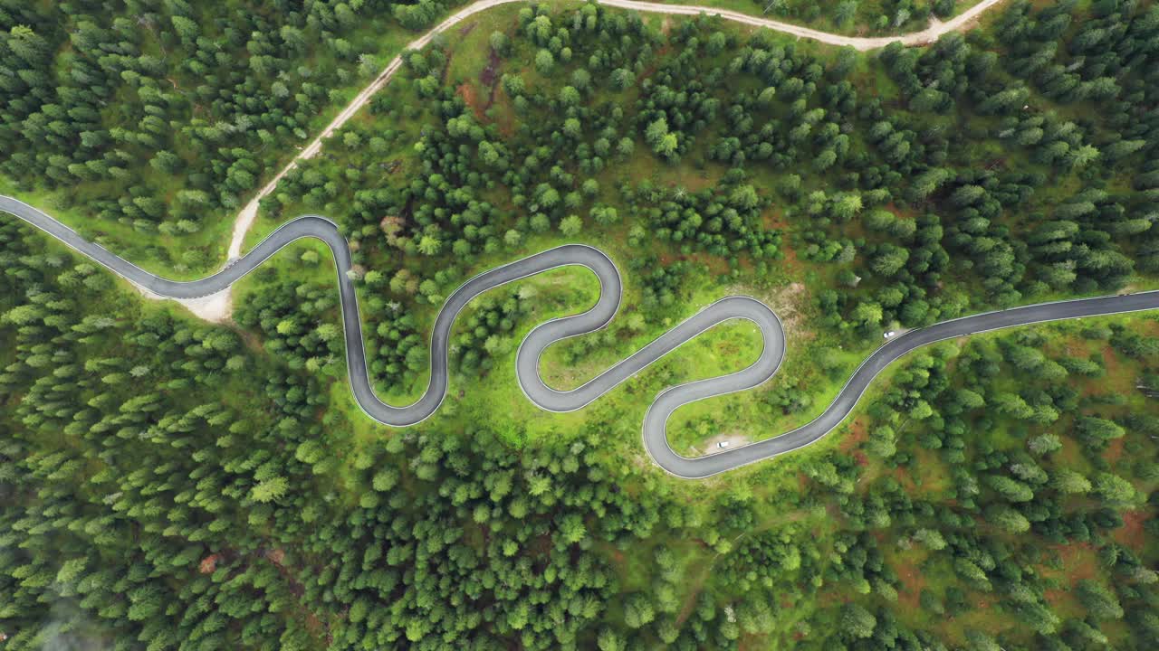 雾落在蛇道蜿蜒曲折的朱山口