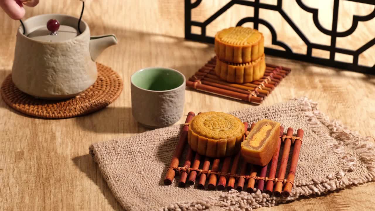 中秋月饼，以浇茶为背景