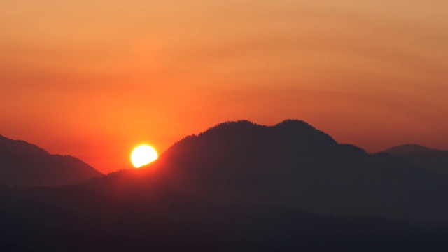 山巔日出時光流逝