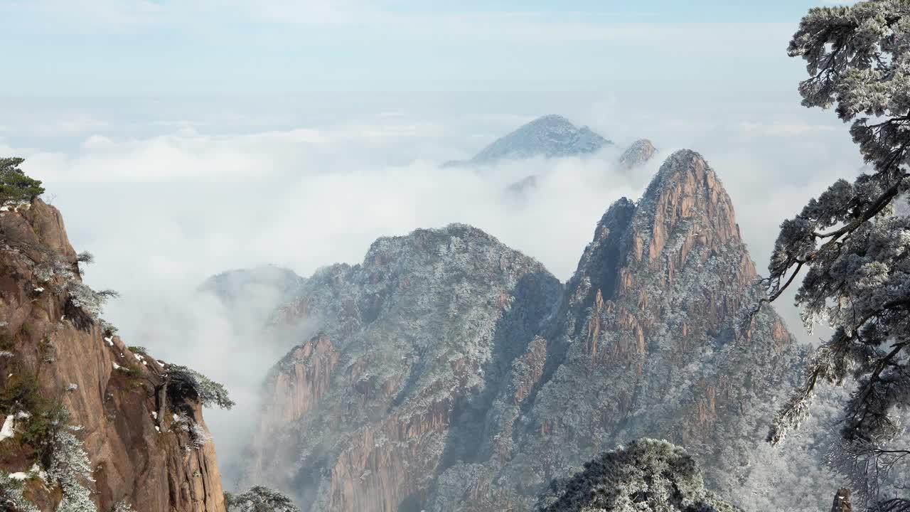 时间流逝的雾包围着中国的黄山