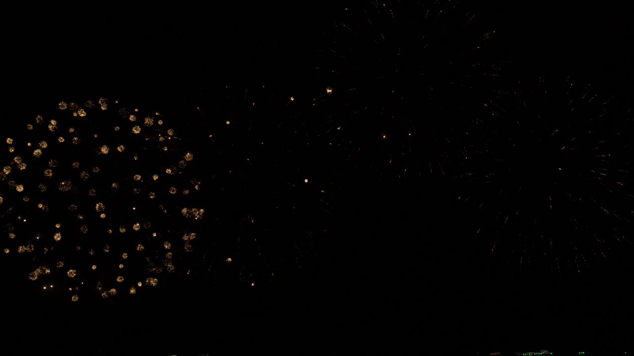 多彩的充满活力的烟花庆祝周年快乐新年2024年，7月4日的节日。五颜六色的烟花在晚上的时间庆祝国庆节。倒计时2023年新年派对时间