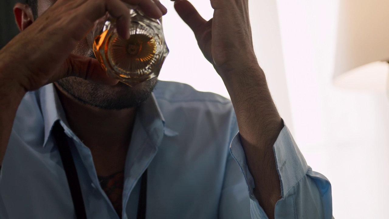 一个商人喝酒来缓解生活中的沮丧和压力。