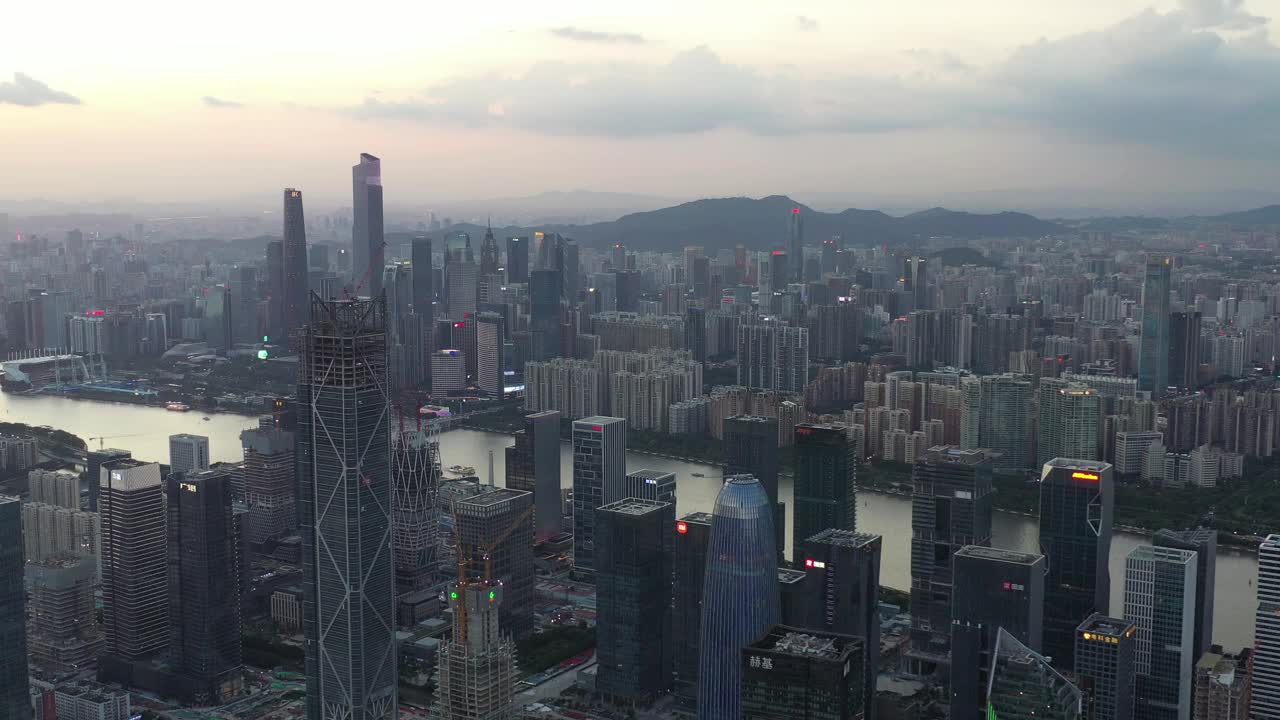 暮色中的珠江城天际线