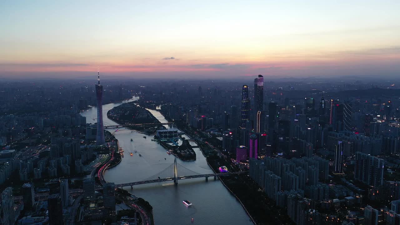 暮色中的珠江城天际线