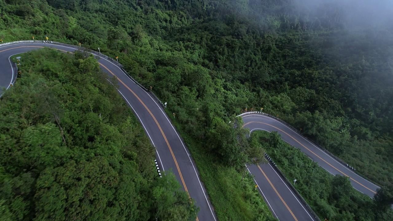 森林中的乡村道路鸟瞰图。