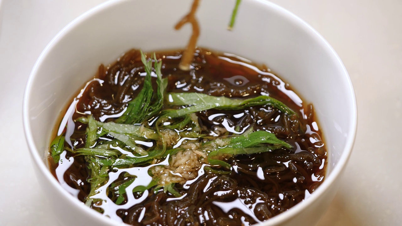 这是一段用紫苏和姜制作的mozuku料理的视频。