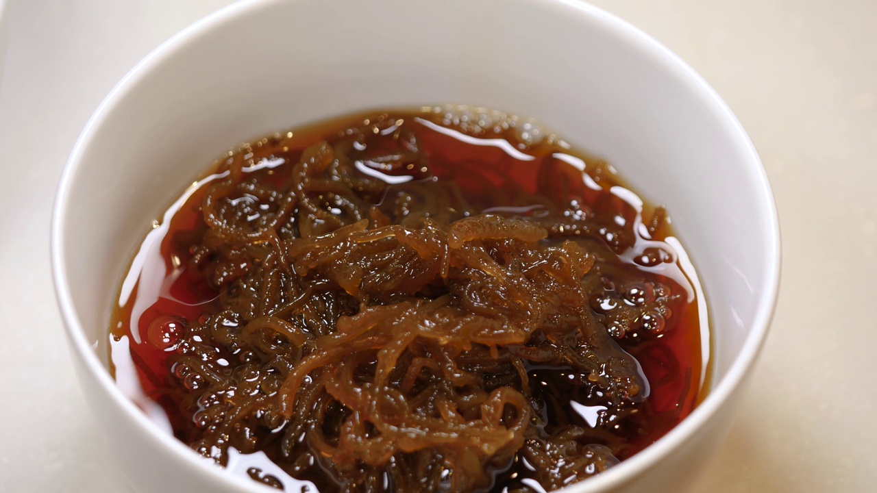 一段将蒙苏酱浇在新鲜鱼子酱上的视频。