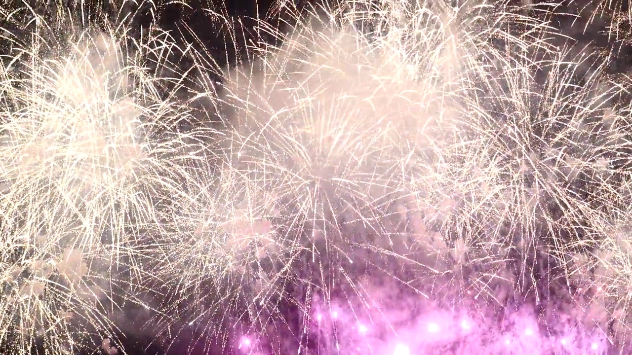 红色烟花庆祝2024年7月4日的周年庆新年快乐节日。红色的烟花在晚上庆祝国庆节。新年倒数2024年节日晚会时间活动