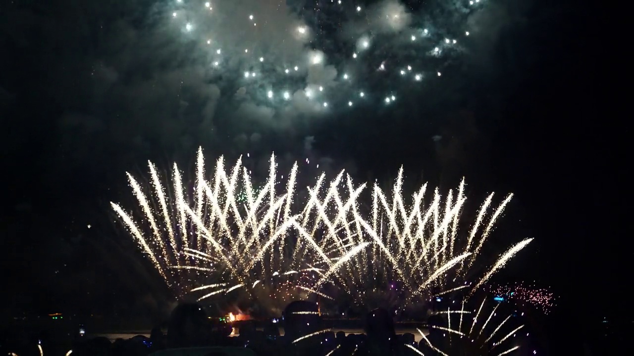 红色烟花庆祝2024年7月4日的周年庆新年快乐节日。红色的烟花在晚上庆祝国庆节。新年倒数2024年节日晚会时间活动