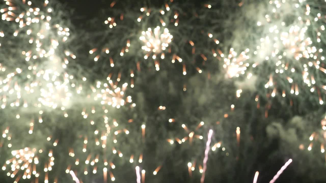 红色烟花庆祝2024年7月4日的周年庆新年快乐节日。红色的烟花在晚上庆祝国庆节。新年倒数2024年节日晚会时间活动