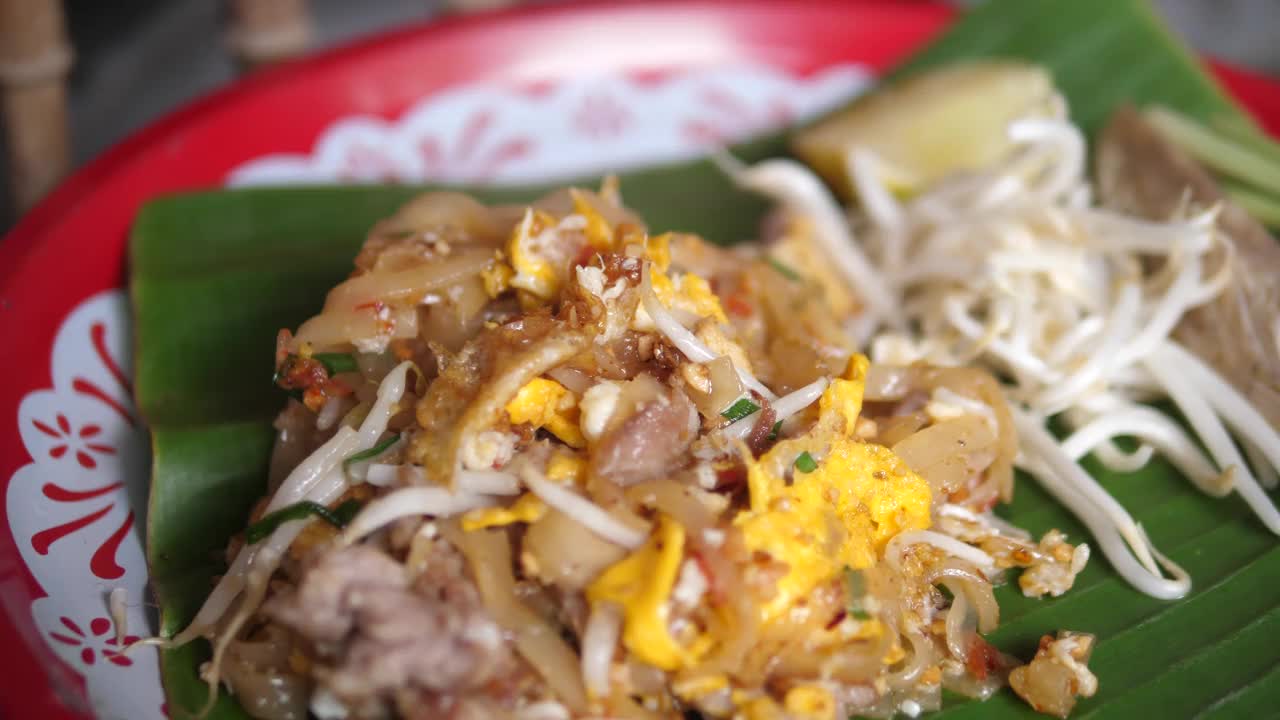 泰国风味:香蕉叶泰式炒肉，芳香的亚洲美食在当地餐馆供应
