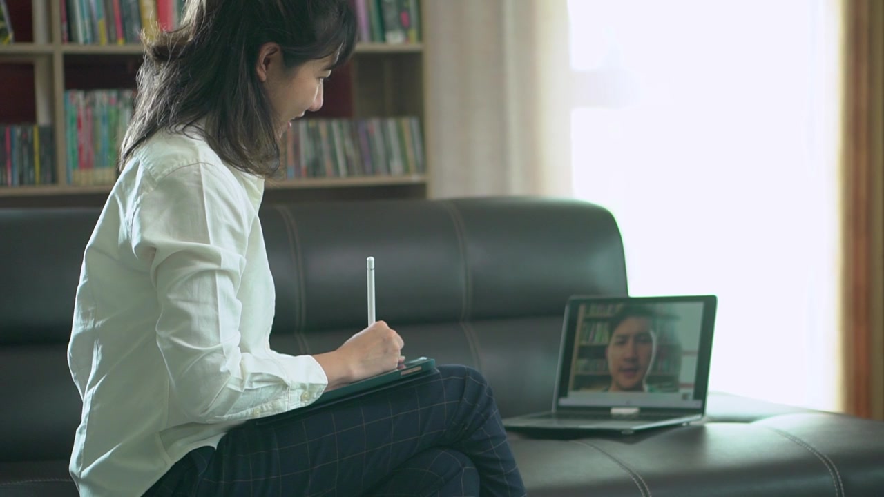 详情图-亚洲女性专业心理学家与心理健康专家进行认知男性行为治疗视频通话。