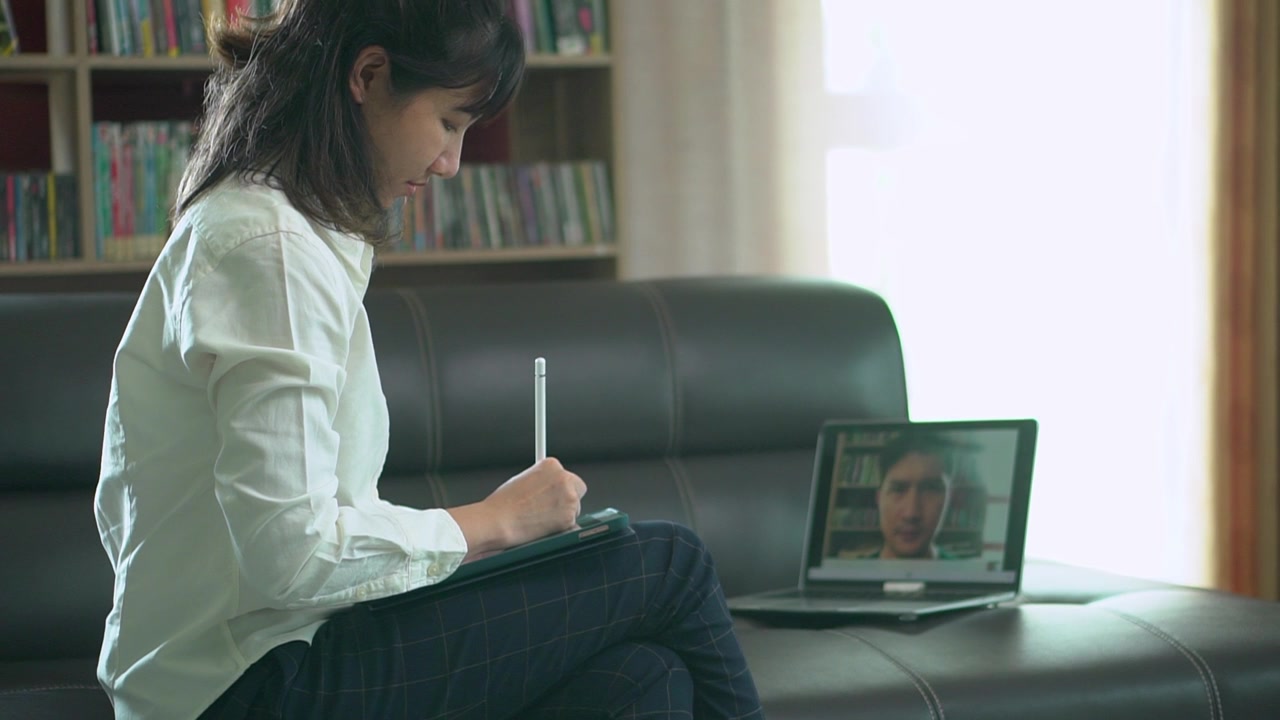 详情图-亚洲女性专业心理学家与心理健康专家进行认知男性行为治疗视频通话。
