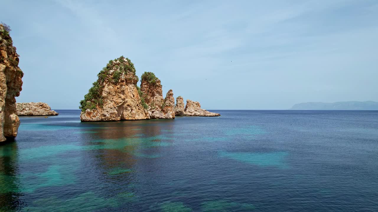 斯科普罗海蚀柱鸟瞰图。意大利西西里岛