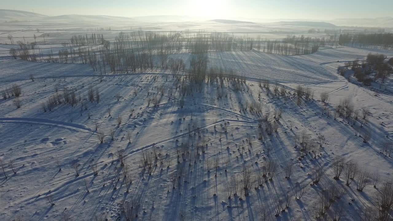 在多雪的冬季，中亚平原上的日出鸟瞰图