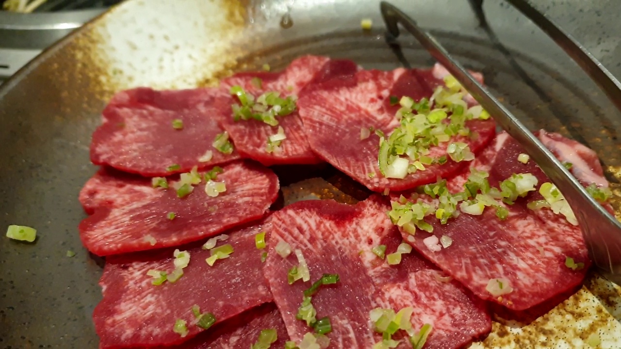 生牛肉牛舌片，日本烤肉烤餐4k