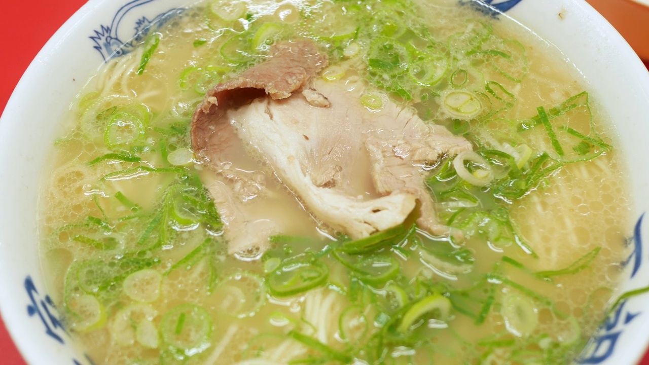 豚骨酱拉面用煮熟的猪肉片和洋葱片。日本国菜拉面碗热汤