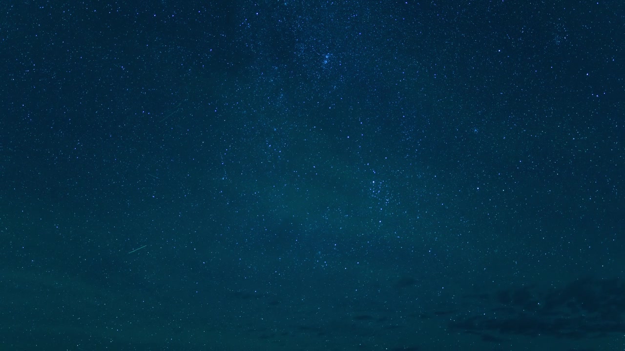 详情图-英仙座流星雨气辉银河系35毫米东北天空以上内华达山脉山脉美国加州延时蓝色