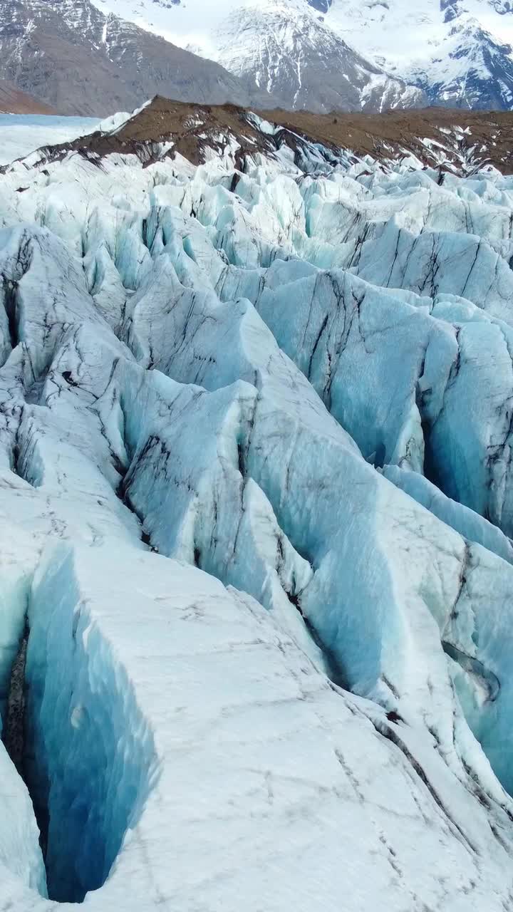 竖屏:冰岛的瓦特纳冰川。纯蓝冰，冬季景观鸟瞰图4k。欧洲最大的冰川。热门旅游景点，冰川融化。拍摄社交媒体