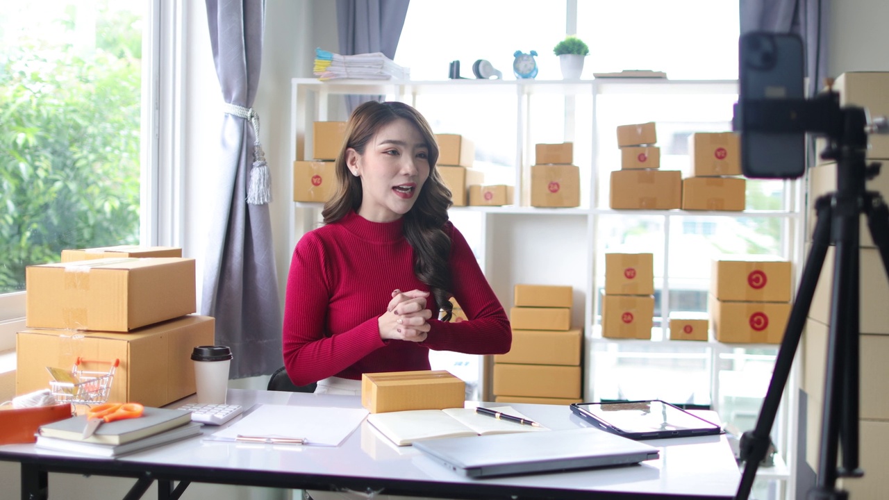 詳情圖-年輕的亞洲女性在家里做小生意，做直播，在網(wǎng)上和客戶(hù)談銷(xiāo)售。